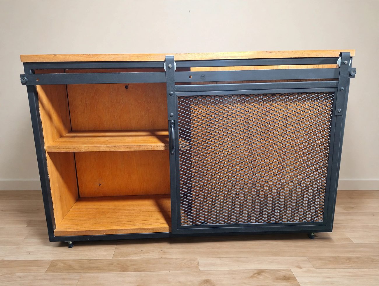 Mueble con puerta corrediza, Metal desplegado sobre riel