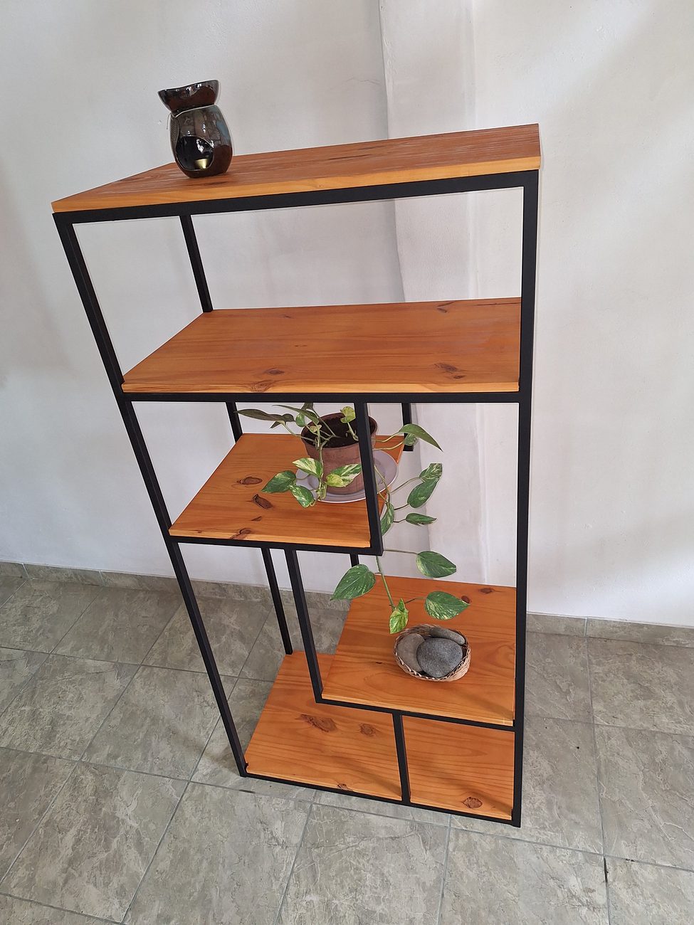 Mueble organizador, Estantes de madera en estructura de hierro