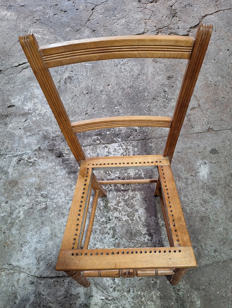 La misma silla restaurada, con la madera lijada y lustrada