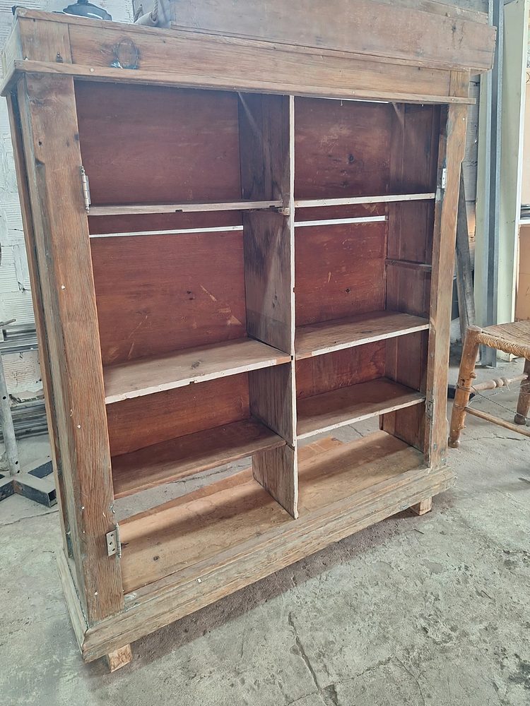Mueble inglés antiguo antes de restaurar, sin puertas y con la madera gastada