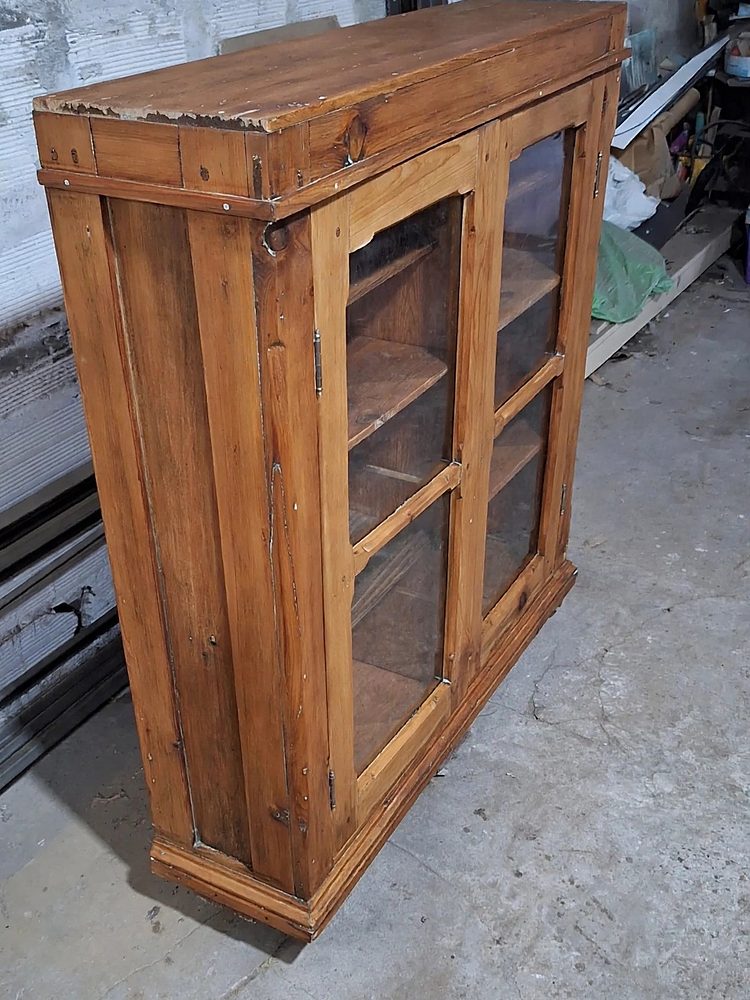 El mismo mueble inglés restaurado, con puertas de vidrio y madera recuperada